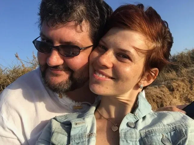 Парная фотография мужчины и женщины на природе улыбаются в камеру Парная фотография мужчины и женщины на природе улыбаются в камеру