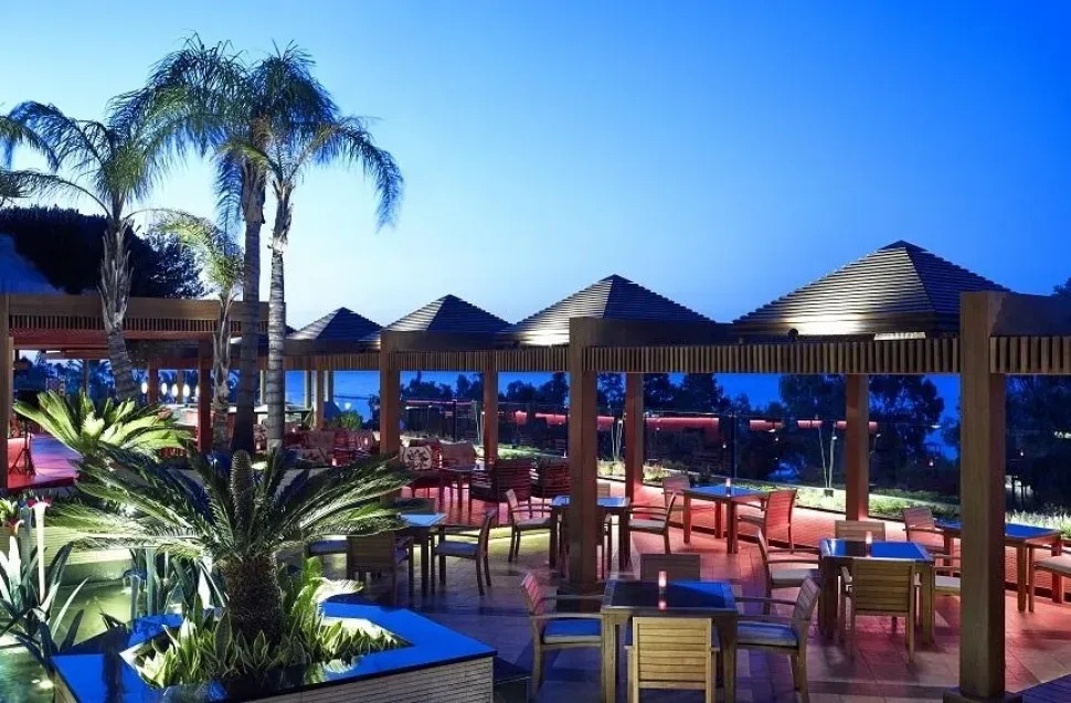 Зона отдыха и столики на террасе Four Seasons Hotel Vista Terrace