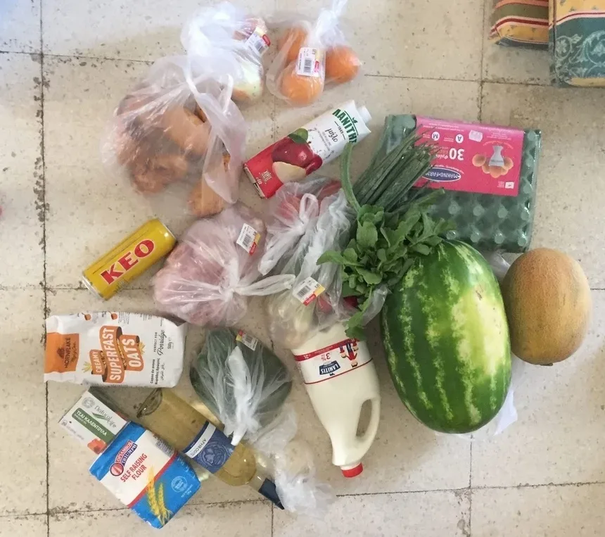 Продукты на полу — покупка на 30 евро из магазина Стелиос в Ливадии