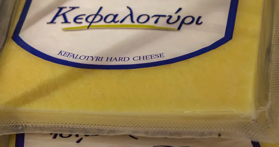 Кусок твердого Кефалотири с желтоватым оттенком в прозрачной упаковке