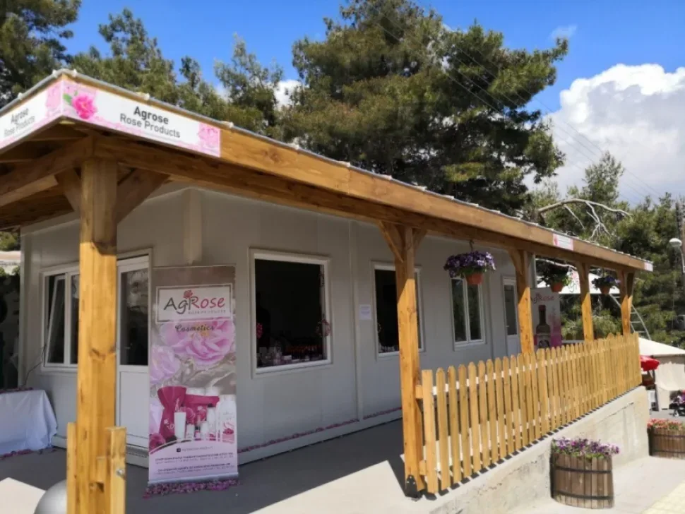 Вывеска AgRose Rose Products над входом в фирменный магазин