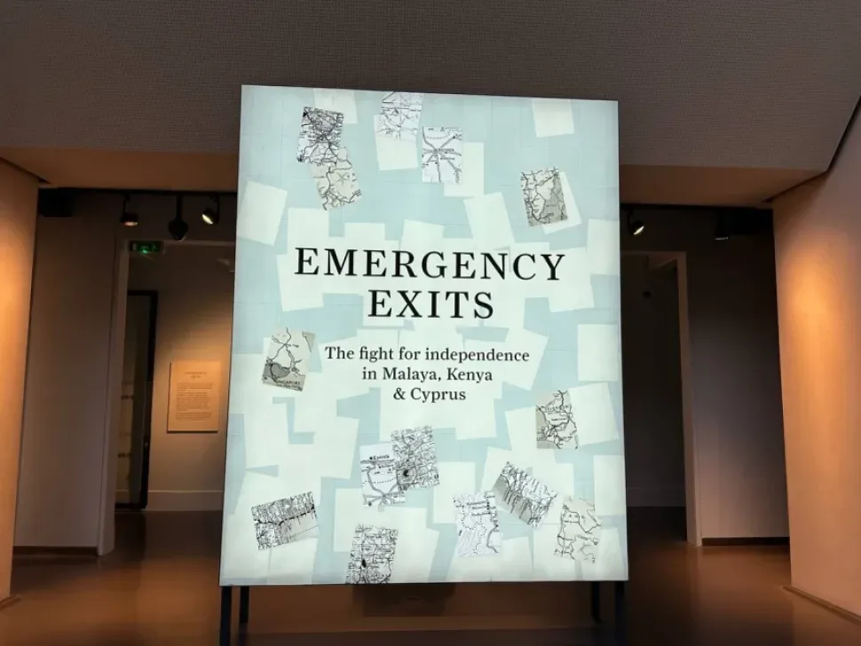 Вывеска выставки «Emergency Exits» с картами и текстом