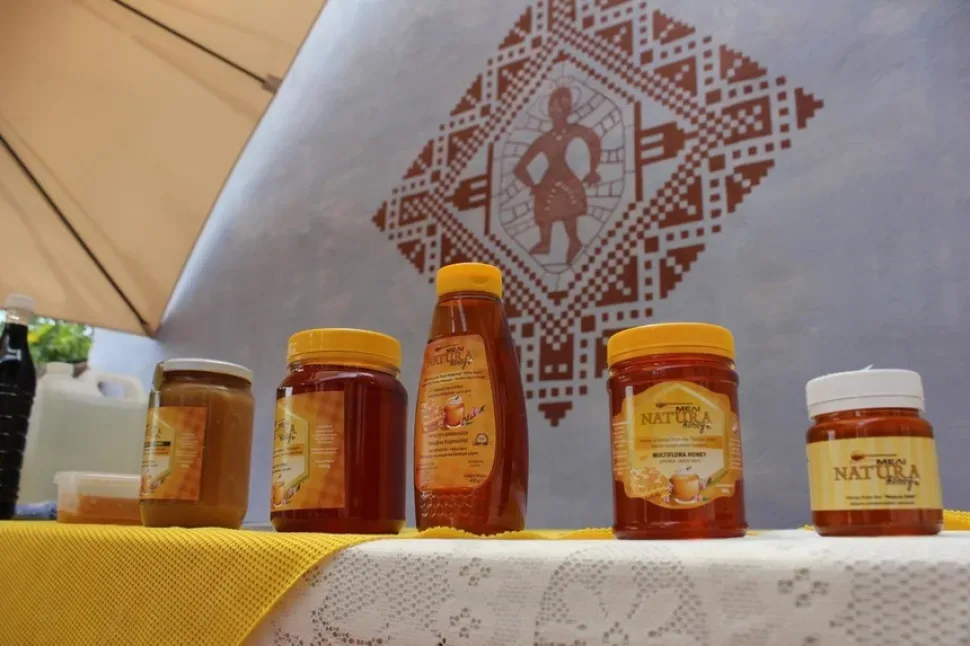 Посетители фестиваля мёда сидят и дегустируют продукцию музея