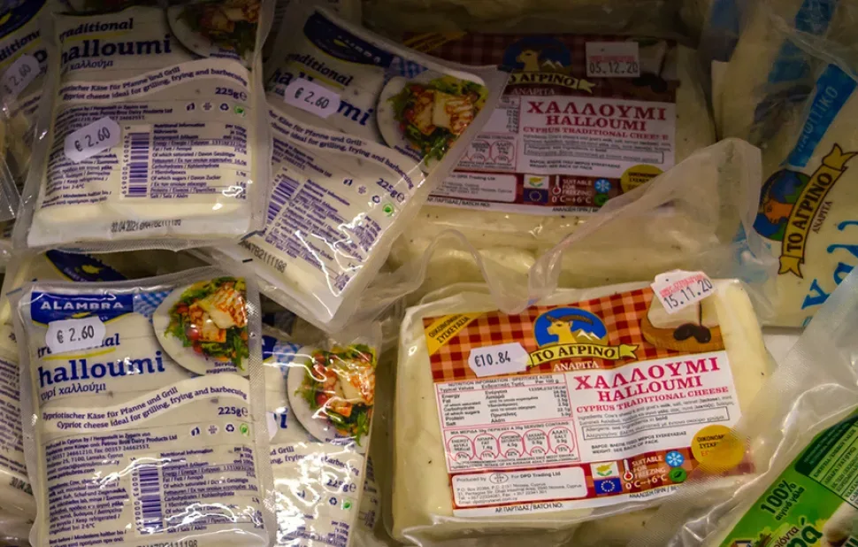 Упакованные блоки кипрского сыра Халлуми на полке магазина