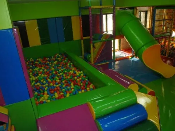 Яркая игровая комната с сухим бассейном и горкой в детском кафе «Playland