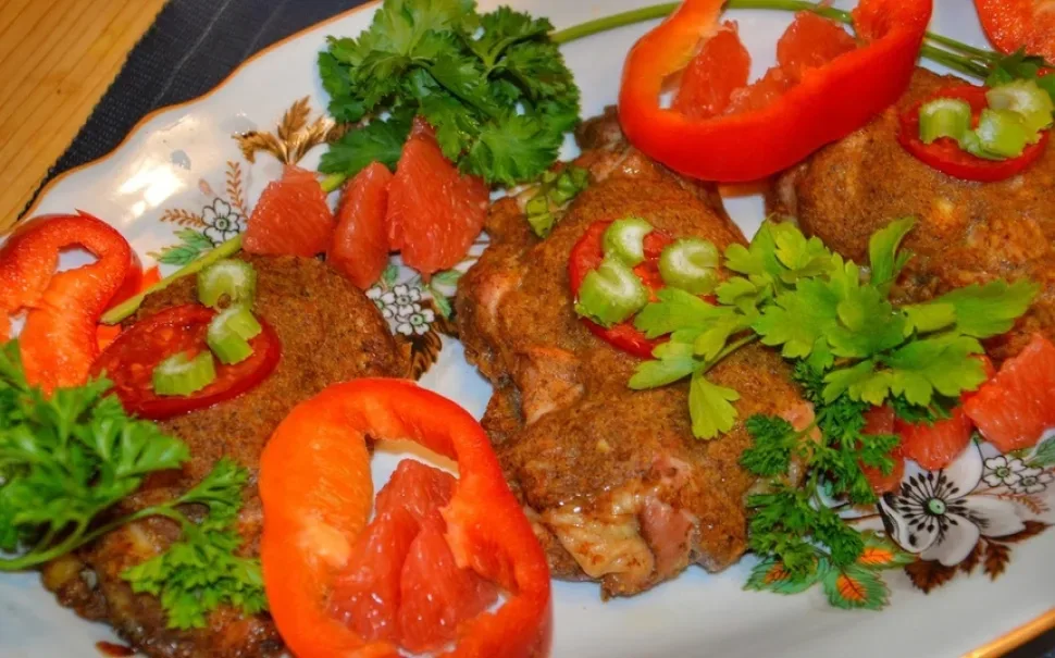 Подача из запечённой курицы с ломтиками грейпфрута и зеленью