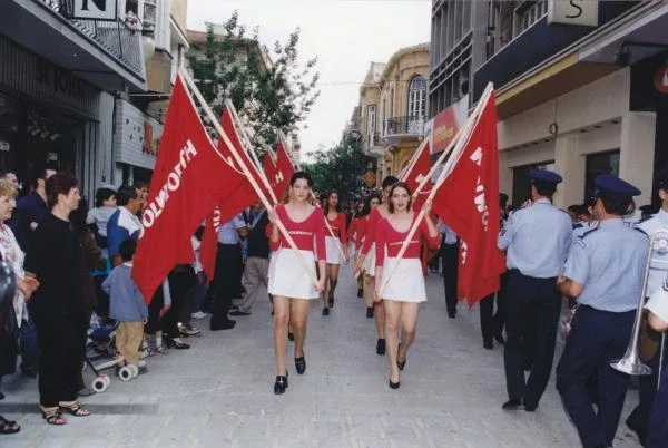 Парад с флагами Woolworth на пешеходной улице во время мероприятия