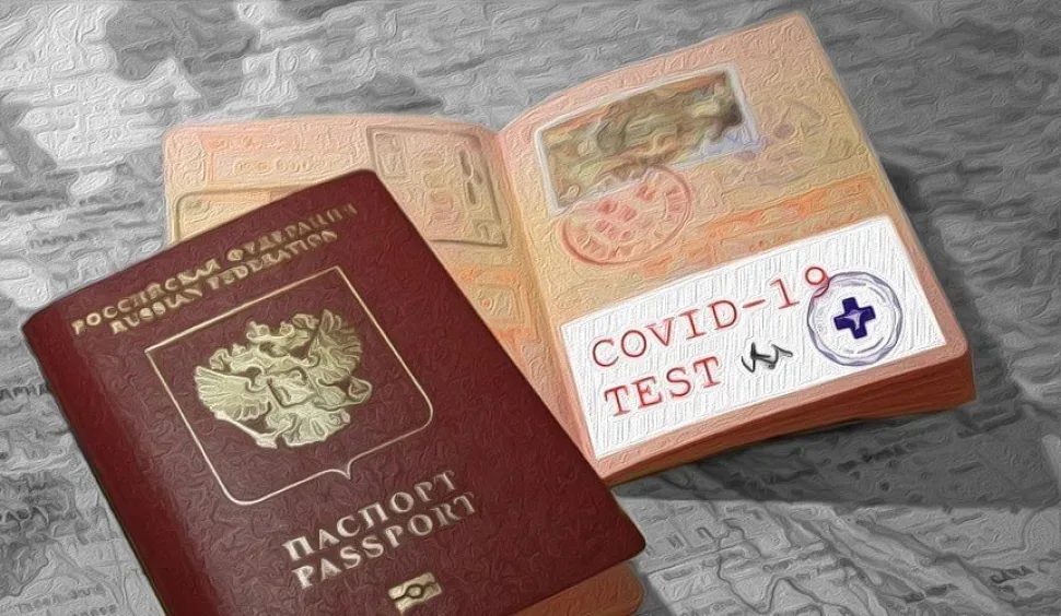 Российский паспорт с наклейкой или штампом COVID‑19 test как символ проверки здоровья
