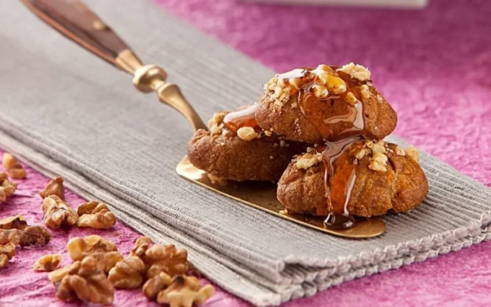 Порция меломакарона с мёдом и дроблёными орехами на лопатке