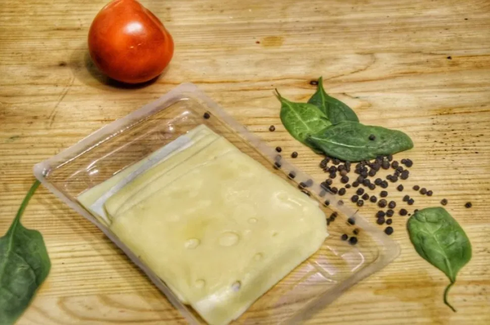 Салат на тарелке рядом с мандаринами и праздничными украшениями