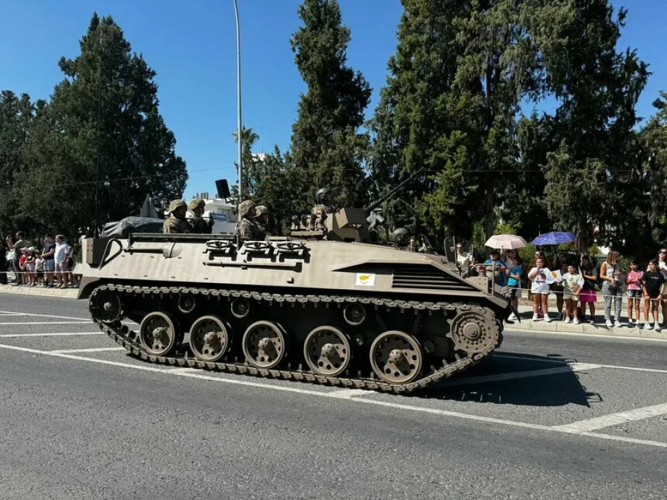 Военная техника и зрители на проспекте во время оружейного салюта