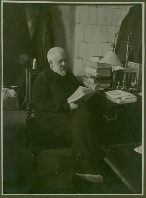Павел Иванович Бирюков за чтением в кабинете, конец 1920‑х годов