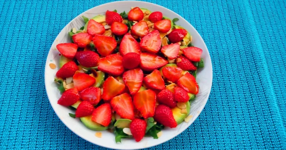 Салат с клубникой и рукколой