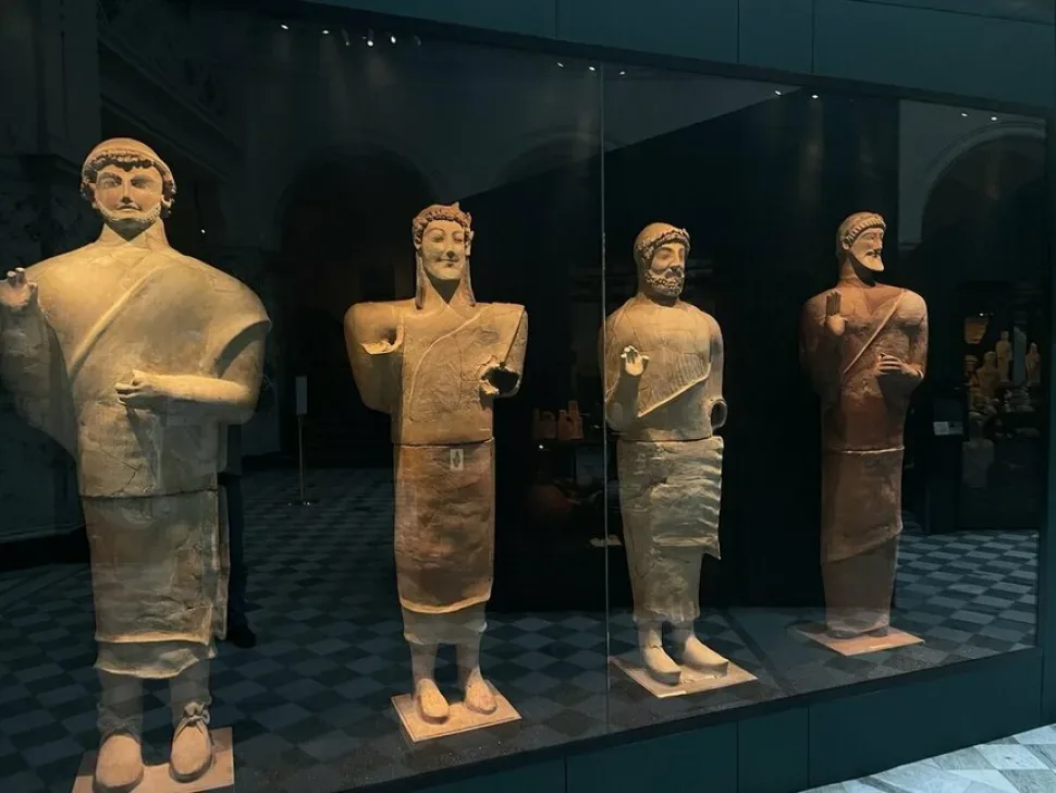 Четыре терракотовые статуи из Мерсинаки, выставленные в Medelhavsmuseet