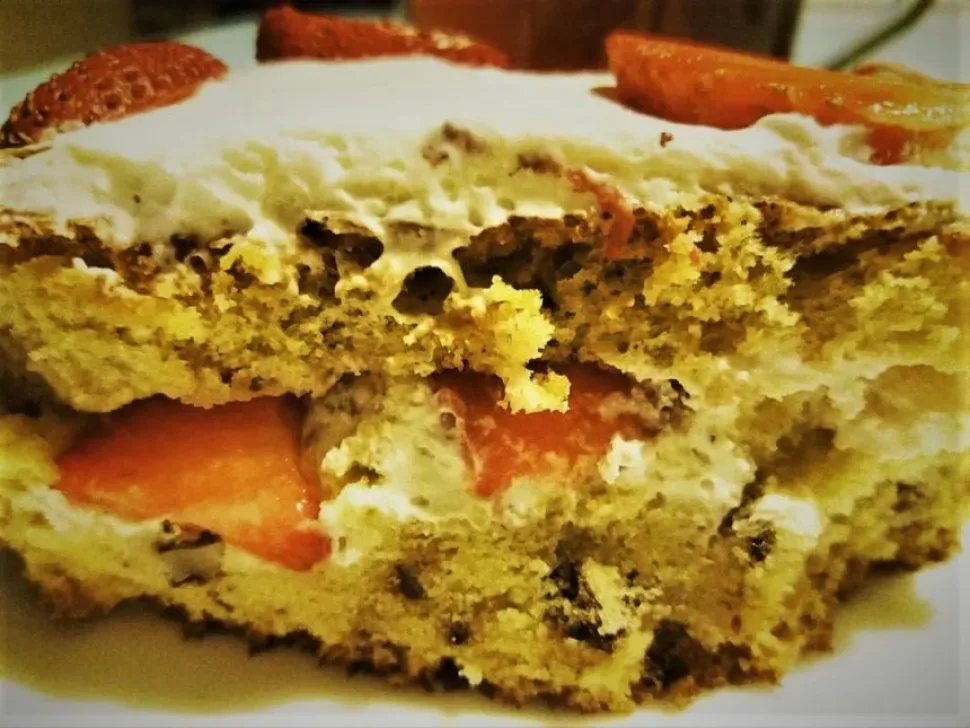 Бисквитный торт, украшенный свежими ломтиками клубники как декор