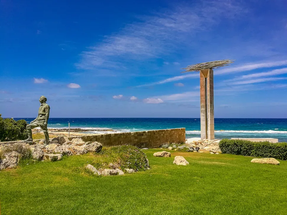 Бронзовая статуя бойца на побережье рядом с монументом Памяти и чести