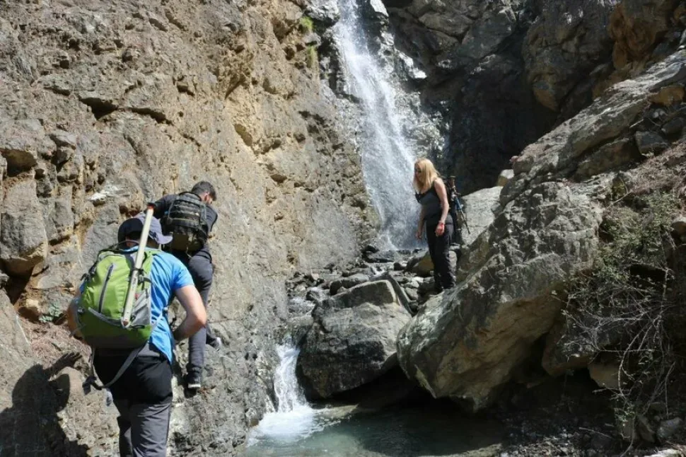 Белые известняковые утёсы и узкая бухта в долине Каркотис