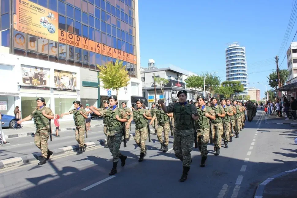 Парад по проспекту Макариу в Лимассоле с участием солдат и зрителей