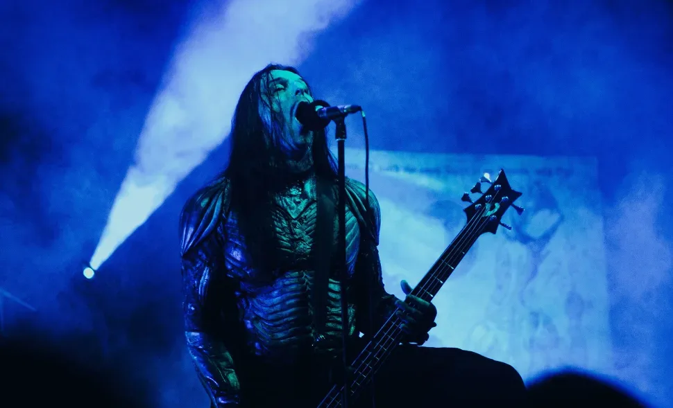 Вокалист и басист Septicflesh поют на сцене в синем освещении