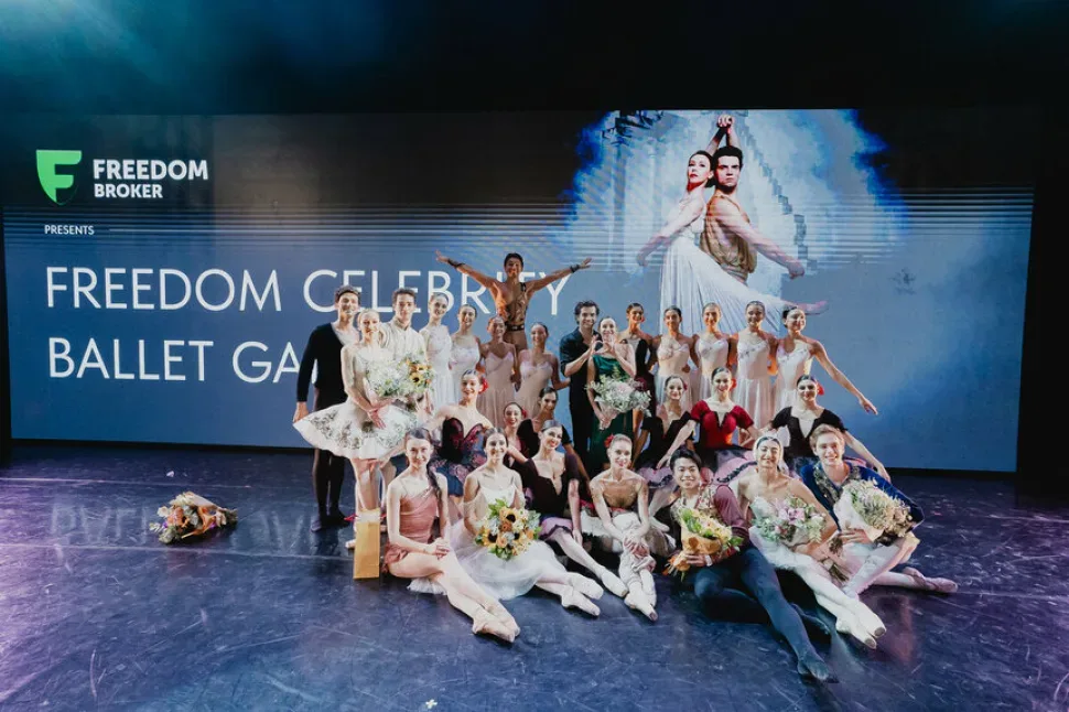 Группа балерин и артисты в позе после выступления на Gala