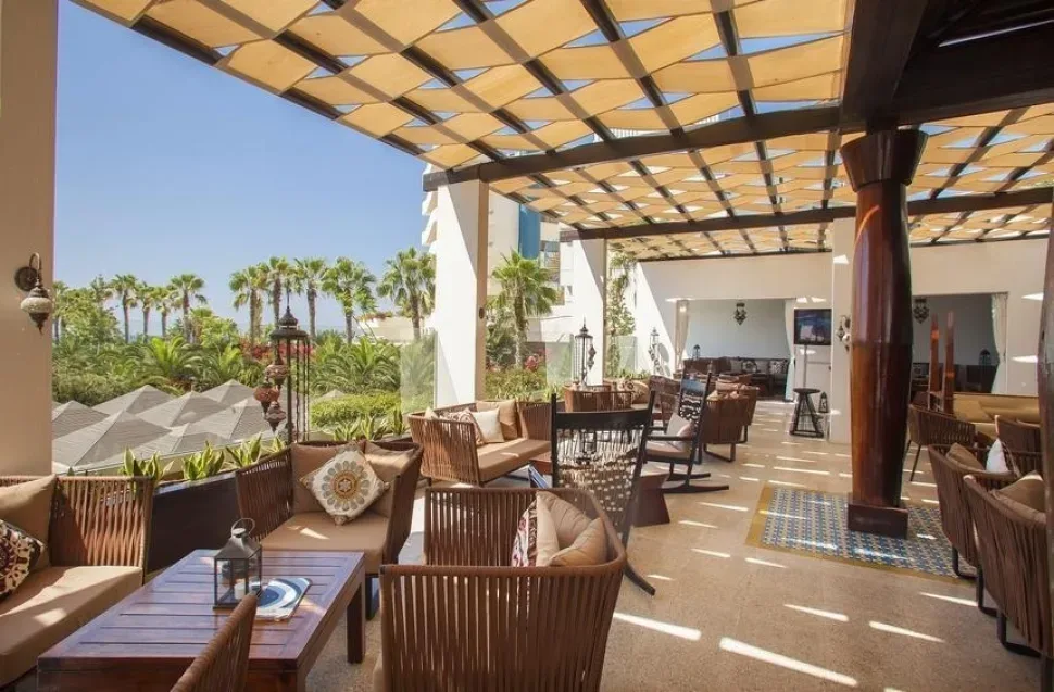 Уютная открытая терраса лаундж-бара GrandResort Hotel Ethnic Lounge