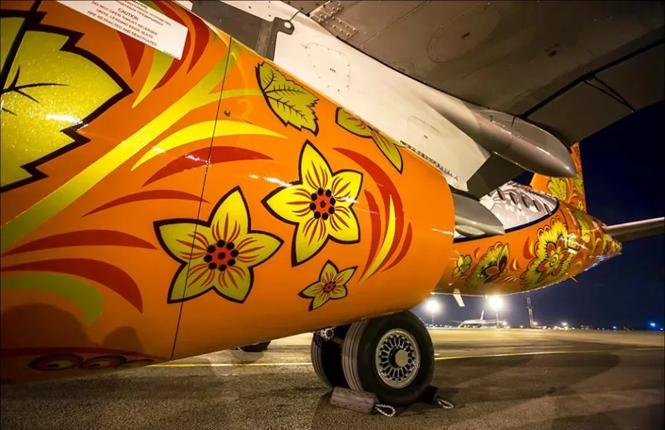 Крупный план мотогондолы и шасси Superjet-100 с хохломской росписью