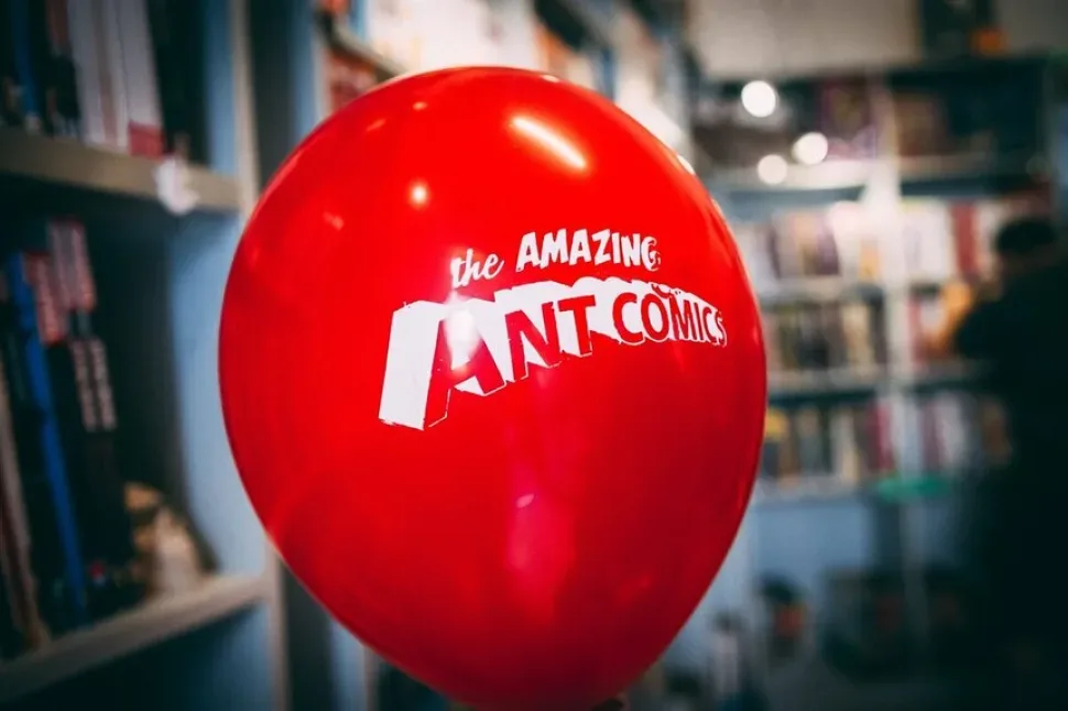 Красный воздушный шар с логотипом Ant Comics в интерьере магазина
