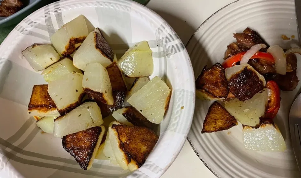 Отваренный и обжаренный чайот кусочками, поданный с маслом и овощами