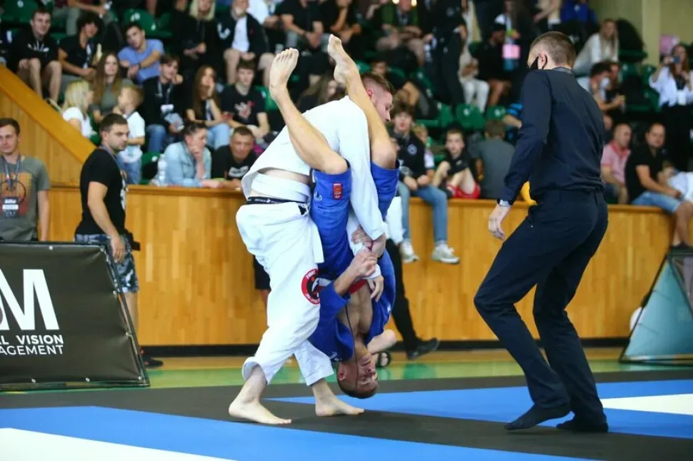 Бойцы в кимоно во время поединка AJP tour во Львове