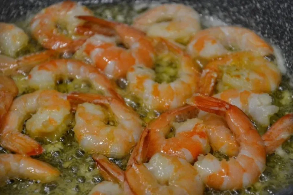 Крупный план креветок с цукини, кукурузой и помидорами черри