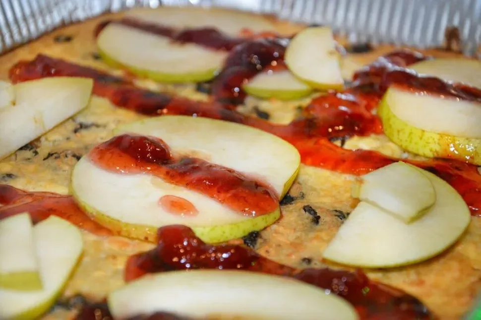 Творожная запеканка с дольками груши и клубничным джемом