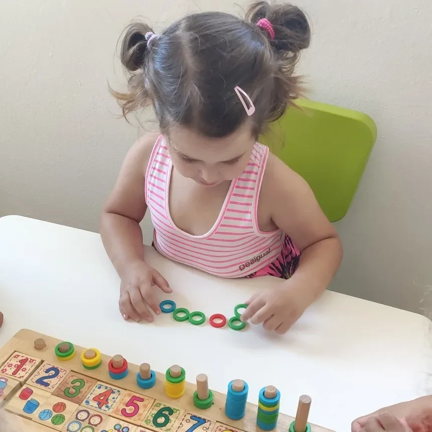 Дети играют в научную игру перед экраном в Evrika Kids Club Дети играют в научную игру перед экраном в Evrika Kids Club