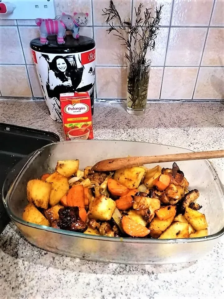Стеклянная форма с готовыми обжаренными овощами и деревянной ложкой на столе Стеклянная форма с готовыми обжаренными овощами и деревянной ложкой на столе