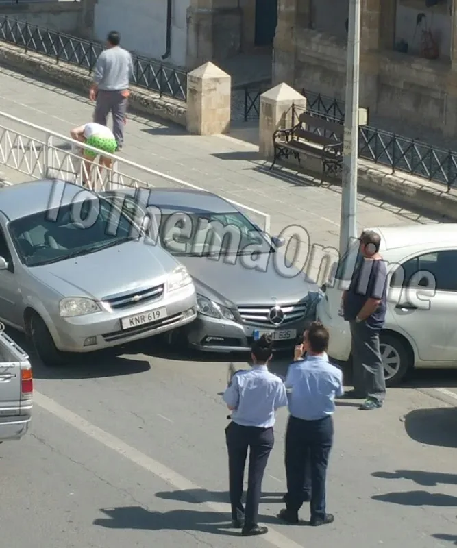 Тройное столкновение автомобилей возле Ларнакского управления полиции, люди рядом