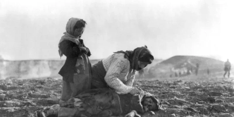 Женщины скорбят над телом в архивной чёрно‑белой фотографии периода 1915 года
