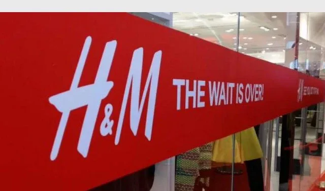 Красная лента H&M с надписью The Wait Is Over на витрине магазина