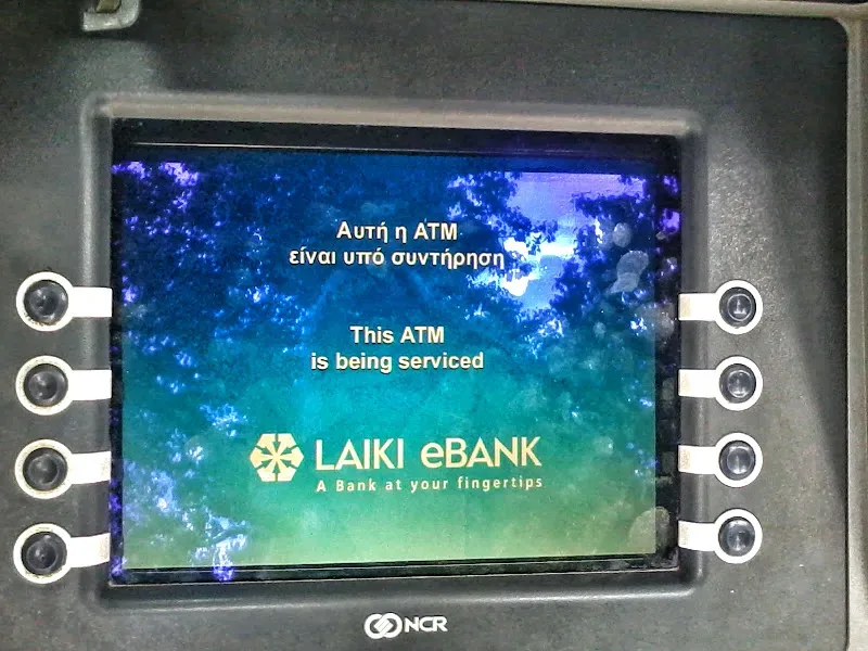 Экран банкомата Laiki eBank с сообщением This ATM is being serviced