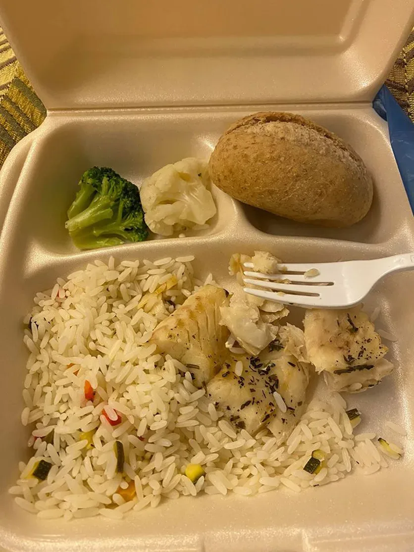 Контейнер с куриным бедром, запечённым картофелем и кусочком белого хлеба