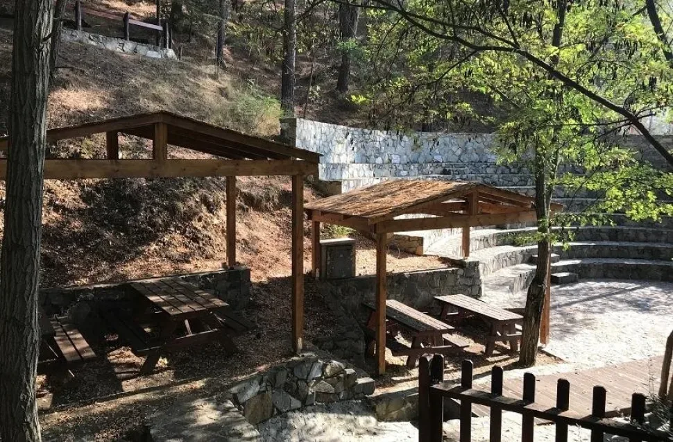 Открытый амфитеатр и навесы с деревянными лавками для зрителей