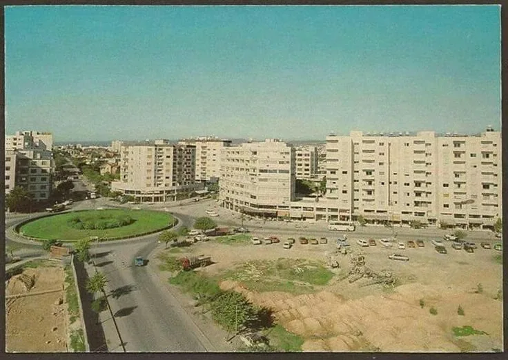 Кольцевая развязка Агиос Николаос с жилыми домами вокруг, 1979 год