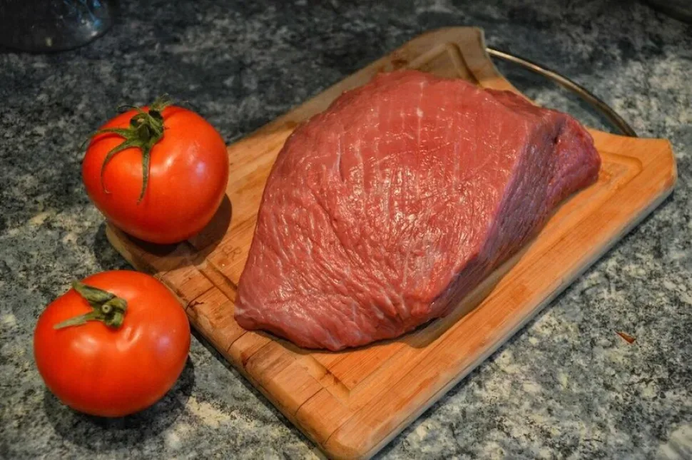 Блюдо из говядины с курагой, черносливом и гарниром из овощей