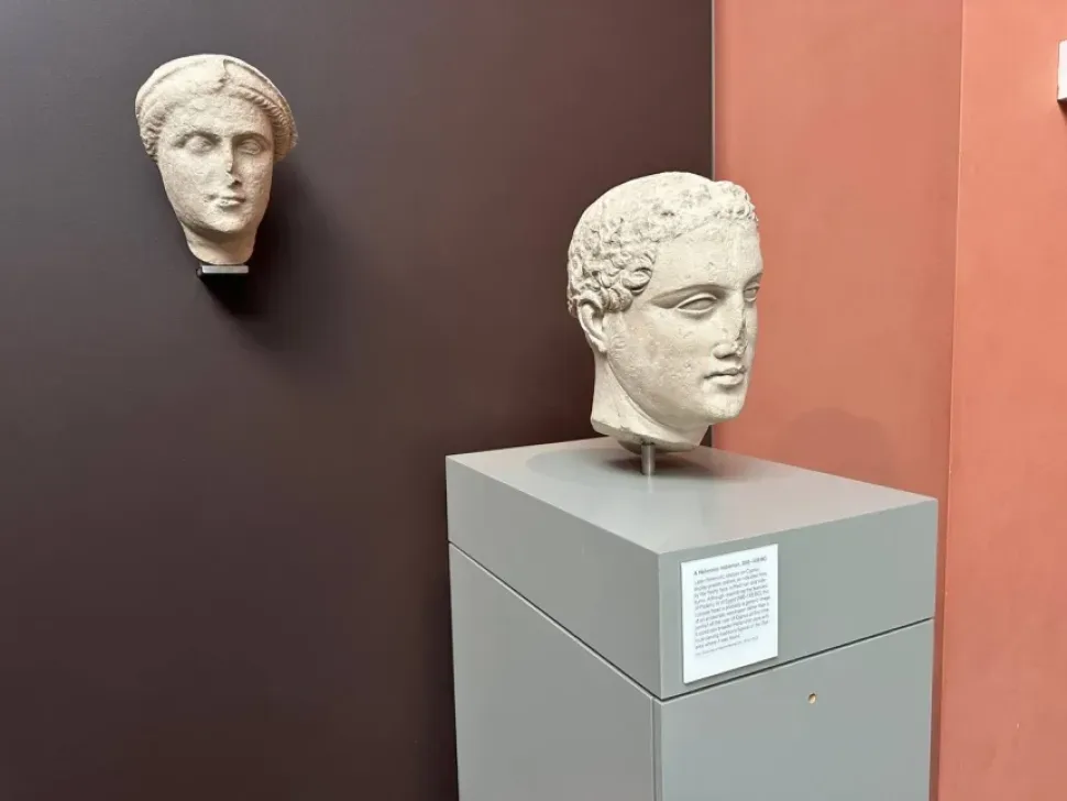 Мраморная стела с изображением лучника в нише, стоящая на пьедестале