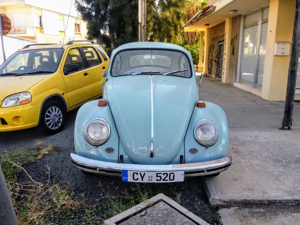Фронтальный вид голубого VW «Жук» с кипрскими номерами CY 520