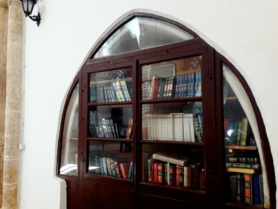 Стеклянный шкаф с религиозными книгами в интерьере мечети