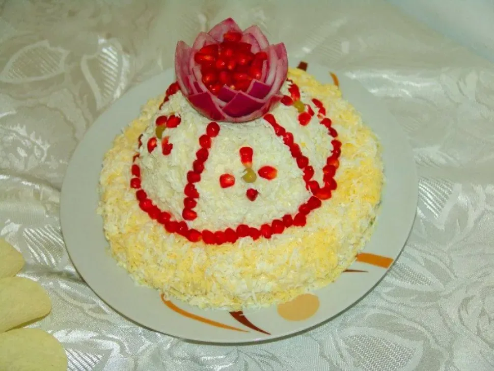 Новогодний стол с несколькими закусками и центральным салатом Шапка Мономаха