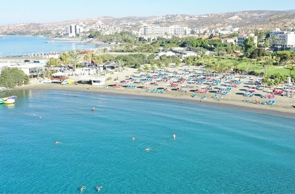 Пляж и пристань St Raphael Marina с пришвартованными яхтами и отдыхающими