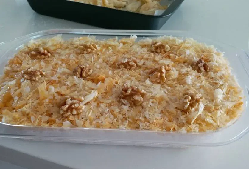Большая креманка с Анарокрема сверху посыпанная крошками теста и орехами