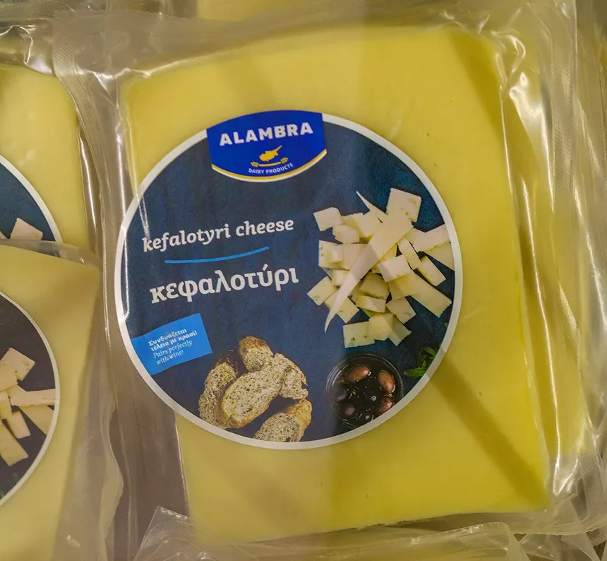Вакуумная упаковка сыра Кефалотири марки Alambra с наклейкой