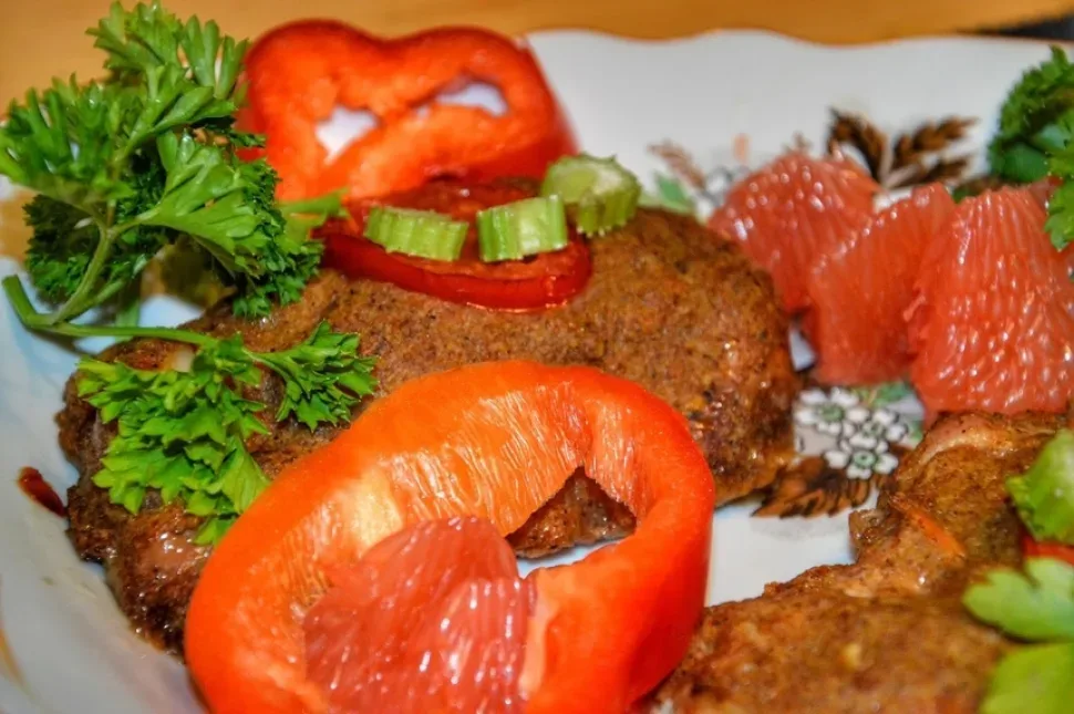 Блюдо с куриной грудкой, соусом и украшением из грейпфрута