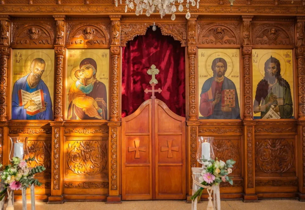 Резной иконостас с иконами Богородицы и святых в храме Святого Георгия
